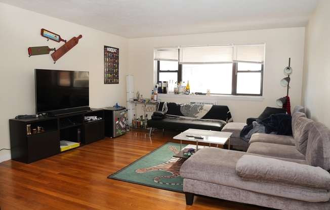 2 beds, 1 bath, 999 sqft, $3,600, Unit 27