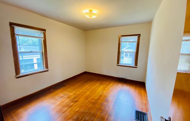 COVEDALE: Adorable little 2 bed on first floor of 2 family