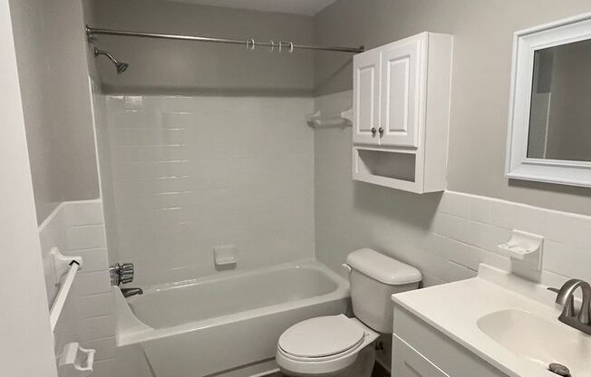 2 beds, 1 bath, 875 sqft, $1,050, Unit O103