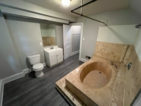1031 W 33 ST