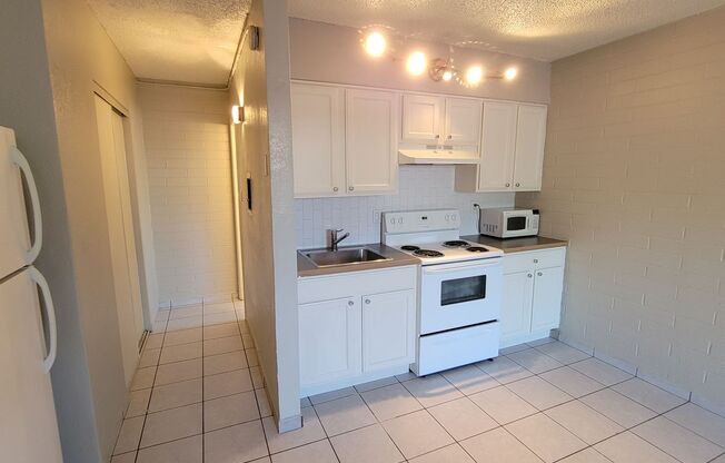 Studio, 1 bath, 400 sqft, $749, Unit 01