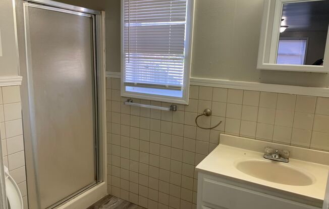 $775 - 2 bedroom/ 1 bathroom - 2 bed home with a fenced in yard!