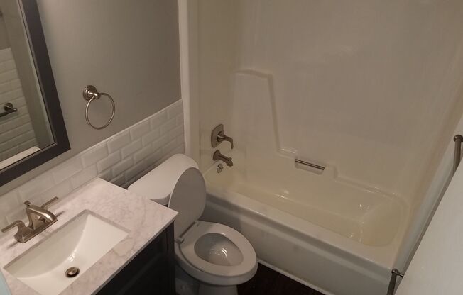 2 beds, 1 bath, 850 sqft, $950, Unit Apt D