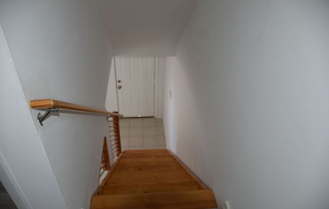 2 beds, 1 bath, 760 sqft, $1,050, Unit B