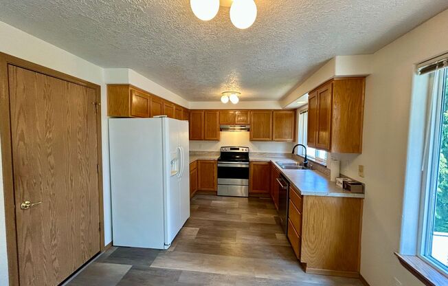 Newly Remodeled Three-Bedroom Two-Story Duplex- South Salem