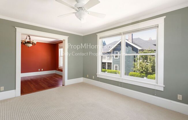 Charming Two-Bedroom Unit: Your Perfect Home in SE Portland!