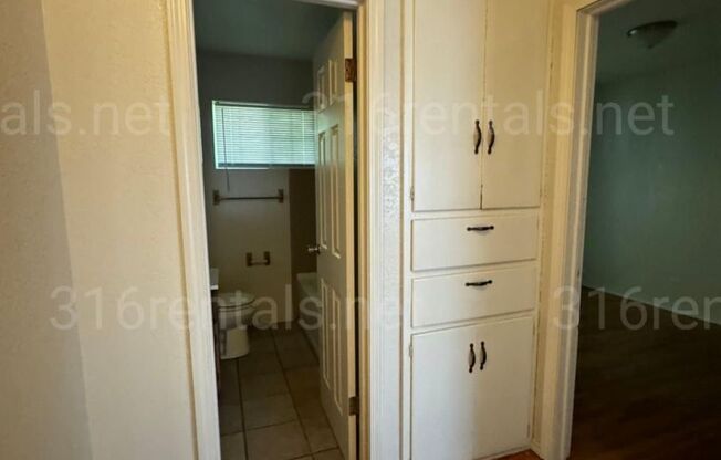 $725- 2 bed 1 bath bi-level apartment with detached 1 car garage!