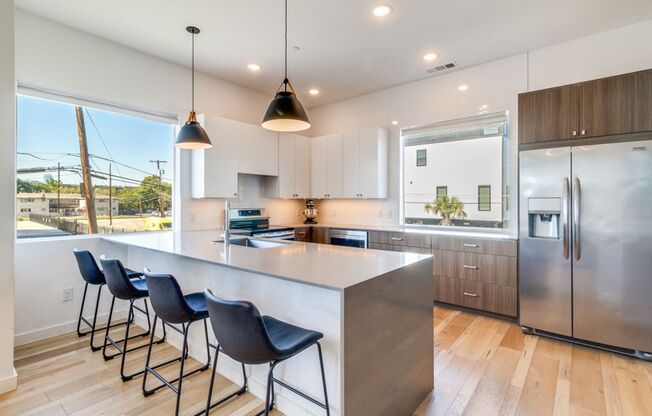 Beautiful Modern Three-Story Townhome minutes from Lower Greenville!