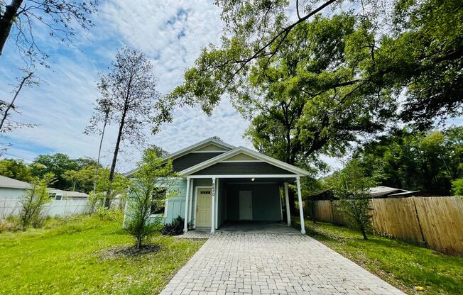 3/2 Home with attached carport!