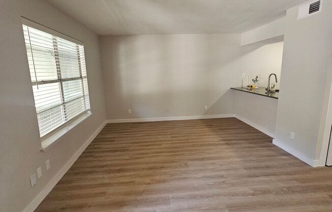 1 bed, 1 bath, 700 sqft, $1,305, Unit LAW11-122