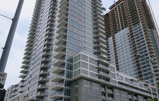 Downtown Seattle-Insignia condo 2 bed/1.75bath, W/S/G/Gas included + 1 free parking.