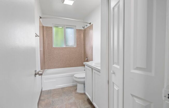 3 beds, 1 bath, 864 sqft, $1,995, Unit 17