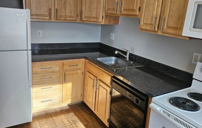 2 beds, 1 bath, 908 sqft, $1,995, Unit 119