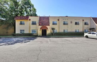 Move in ready 2 bedroom/ 1 bathroom condo!