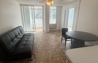 Near Waikiki Beach. Window AC. Near Public Transportation
