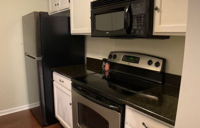 2 beds, 2 baths, $1,595, Unit Unit 1A32