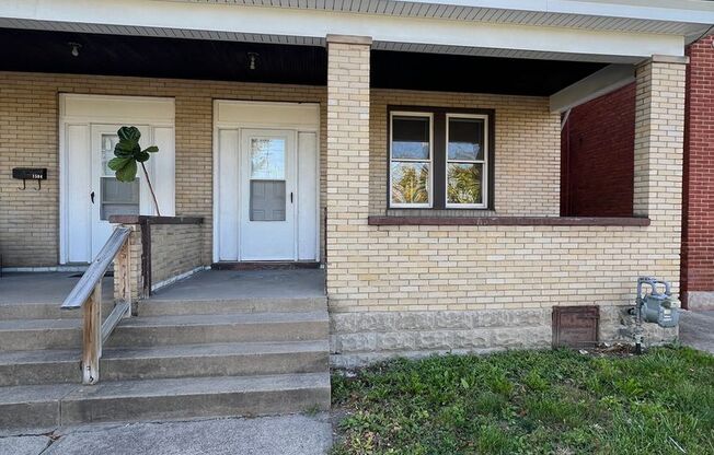 Now showing 2BR 1 Bath Townhouse!