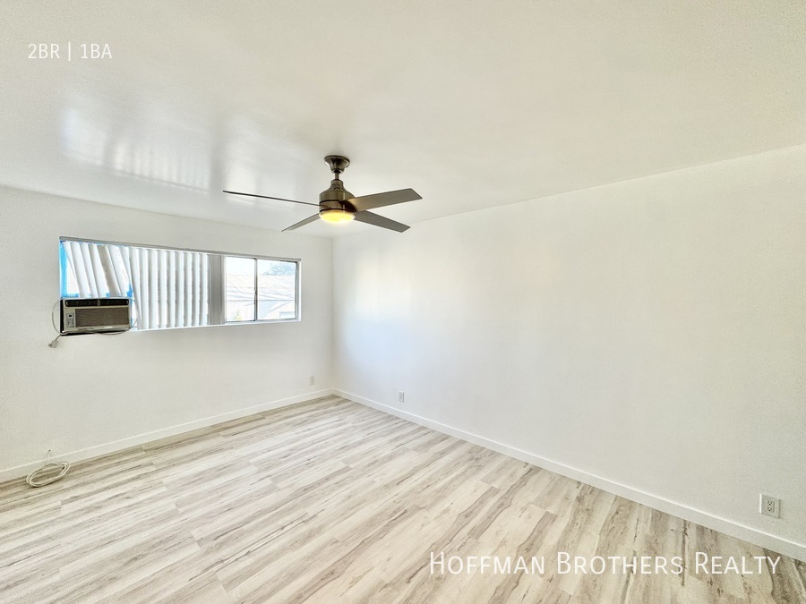 1121 N KINGS RD