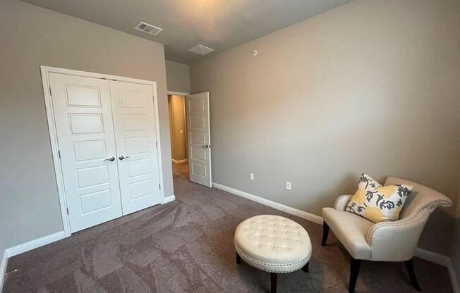 3 beds, 2.5 baths, $2,100, Unit Unit 22