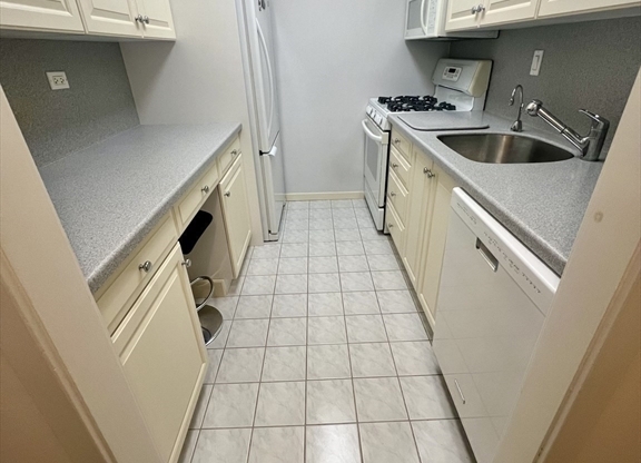 2 beds, 2 baths, 1,315 sqft, $4,300, Unit 14N