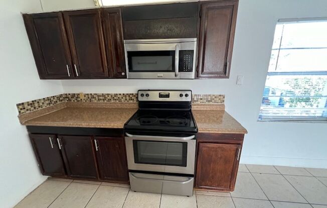 806 9th St West Palm Beach, FL 33403