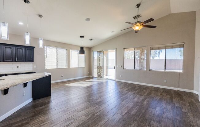 3 BED, 2 BATH + DEN BEAUTIFUL RESIDENCE IN GLENDALE!