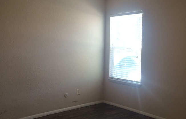 2 beds, 1 bath, $1,050, Unit # 6