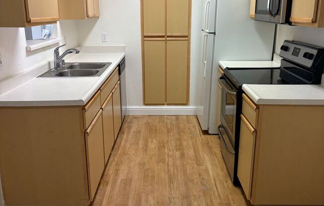 2 beds, 2 baths, $1,900, Unit # 1033