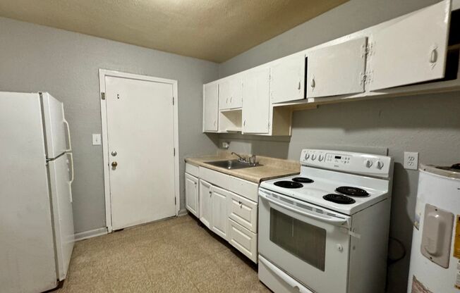 2 beds, 1 bath, 700 sqft, $795