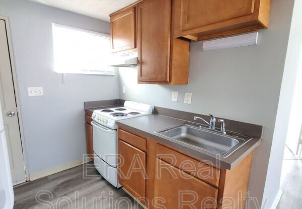 2 beds, 1 bath, 718 sqft, $795