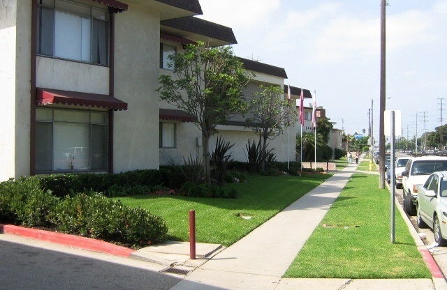 2 beds, 1 bath, $2,450, Unit 3344-20