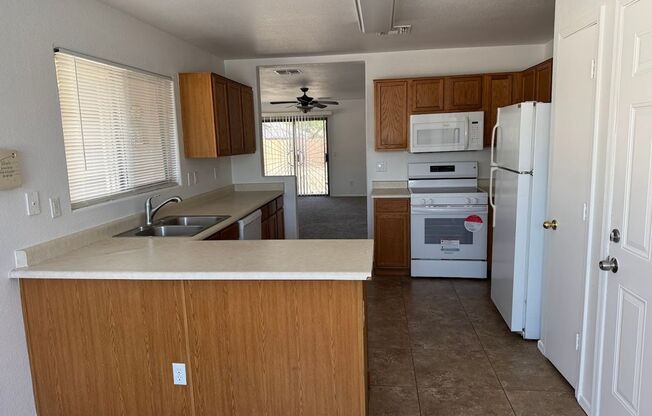 Beautiful Home for Rent in Phoenix! **NEW CARPET & FRESH PAINT**