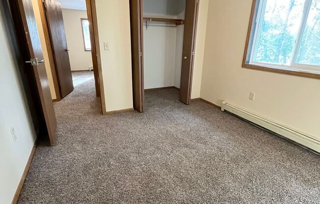 3 beds, 1 bath, 1,044 sqft, $895, Unit 18