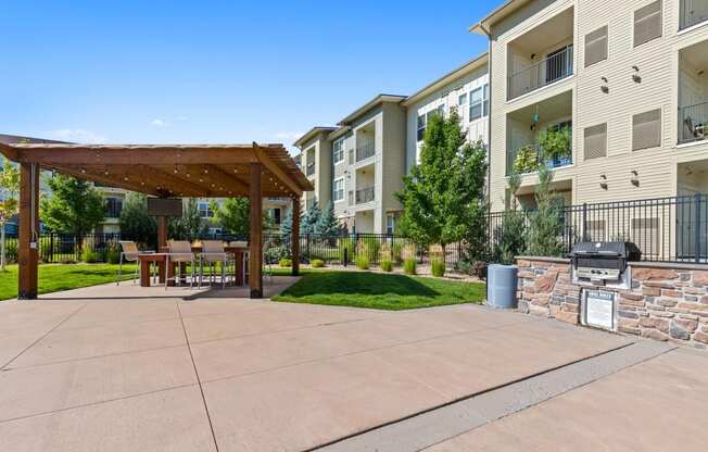 the preserve at ballantyne commons courtyard with picnic area and large apartment buildings