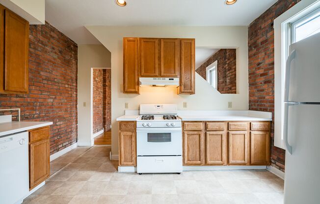 3 beds, 1.5 baths, $1,700, Unit 235 E. 3rd Ave