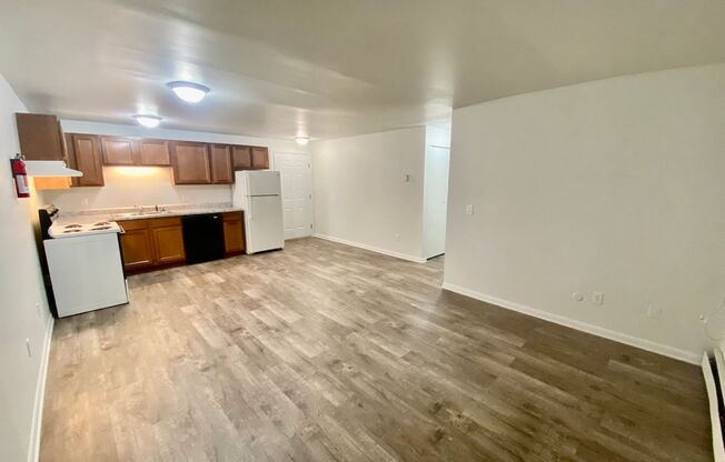 2 beds, 1 bath, $1,295, Unit 4