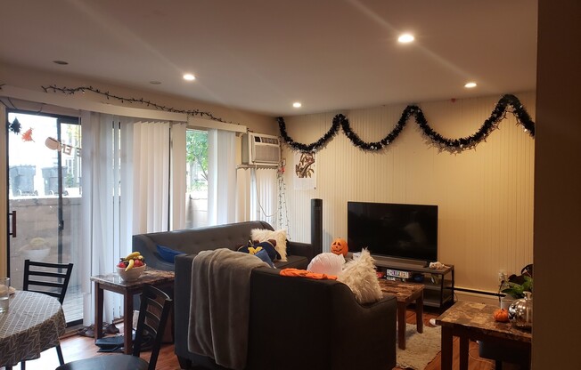 2 beds, 1 bath, 902 sqft, $2,350, Unit 01