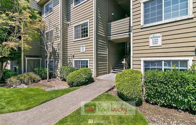 Great 2-Bedroom Condo in Lovely Community of Village at Redondo!