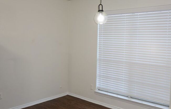 Downtown / Riverside Townhome - 2BD/2.5BA - Upgraded - W/D - Reserved Parking - $1570