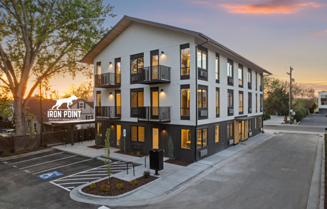 2219 W Kootenai St