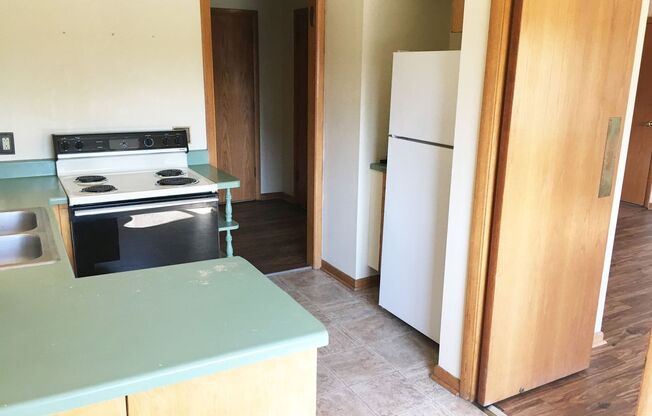 2 beds, 1 bath, 900 sqft, $895