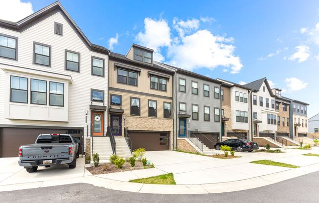 Stunning 3 BR/3.5 BA Townhome in Tanyard Shores!