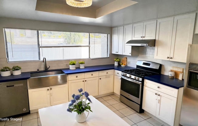 <<< spacious mast bedroom, pool, new kitchen, attached garage >>>