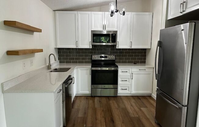 End unit townhome in Lakeville *3Bed*2bath Available 9/1