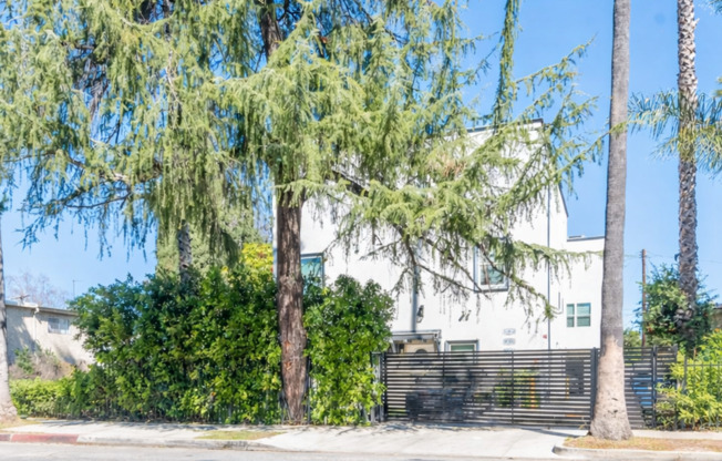 16753-16755 1/2 Sherman Way