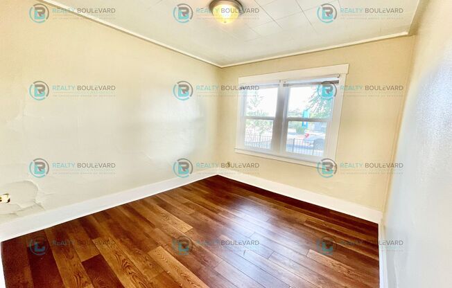 Charming Cottage with Private Yards, Parking, & Fully Equipped Kitchen – Near UNR