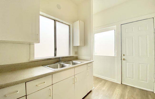 543 W 16 ST