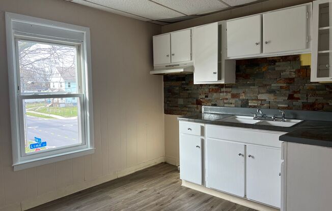 3 beds, 1 bath, $1,350, Unit 98 Lime St UP