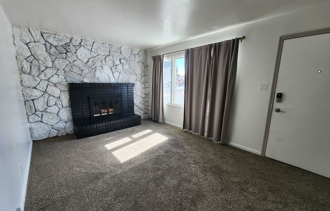Darling remodeled 2 bdrm house w/ fenced yard! Pet OK!