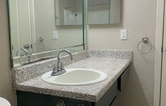 2 beds, 1 bath, 897 sqft, $1,050, Unit 2210